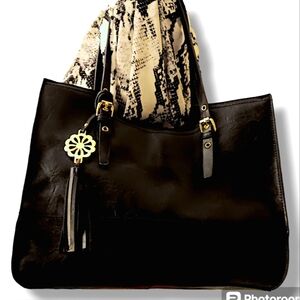 Bueno Black Vegan Leather Scoop Tote